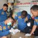 Petugas Dinas Pemadam Kebakaran dan Penyelamatan (Damkartan) Kota Jambi mengevakuasi cincin titanium yang terjebak di jari seorang warga menggunakan alat gerinda mini, Senin (24/11/2025). (Dok. Stepanus)