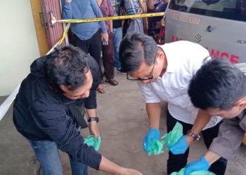 Petugas kepolisian bersama tim INAFIS Polresta Jambi melakukan olah tempat kejadian perkara (TKP) di rumah seorang penjual manisan yang ditemukan tewas di Jalan Lingkar Barat, Kelurahan Bagan Pete, Kota Jambi, Senin (24/11/2025). (Dok, Nahar)