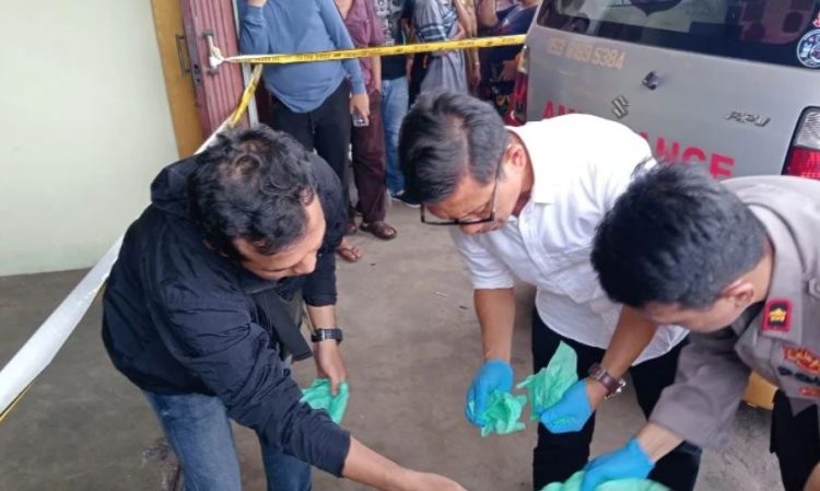 Petugas kepolisian bersama tim INAFIS Polresta Jambi melakukan olah tempat kejadian perkara (TKP) di rumah seorang penjual manisan yang ditemukan tewas di Jalan Lingkar Barat, Kelurahan Bagan Pete, Kota Jambi, Senin (24/11/2025). (Dok, Nahar)