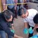 Petugas kepolisian bersama tim INAFIS Polresta Jambi melakukan olah tempat kejadian perkara (TKP) di rumah seorang penjual manisan yang ditemukan tewas di Jalan Lingkar Barat, Kelurahan Bagan Pete, Kota Jambi, Senin (24/11/2025). (Dok, Nahar)