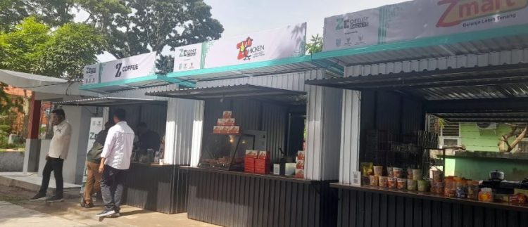 Kios-kios UMKM di kawasan Z Corner, Taman Banjuran Budaya Kota Jambi, yang mulai beroperasi dan menjadi pusat kuliner baru bagi warga. (Dok. Daus)