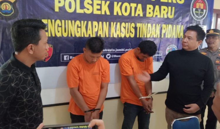 Kapolresta Jambi Kombes Pol Boy Sutan Binanga Siregar (kanan) menunjukkan dua tersangka kasus curanmor lintas wilayah yang berhasil ditangkap Polsek Kota Baru, saat konferensi pers di Mapolsek Kota Baru, Minggu (2/11/2025). (Dok. Nahar)