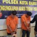 Kapolresta Jambi Kombes Pol Boy Sutan Binanga Siregar (kanan) menunjukkan dua tersangka kasus curanmor lintas wilayah yang berhasil ditangkap Polsek Kota Baru, saat konferensi pers di Mapolsek Kota Baru, Minggu (2/11/2025). (Dok. Nahar)