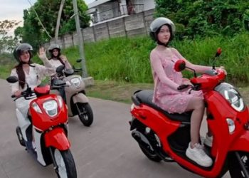 Peserta Riding Cantik mengendarai Honda Scoopy dan Genio dalam rangkaian acara WonHer Woman Vol. 2 yang didukung Sinsen di Jambi. (Dok. Stepanus)