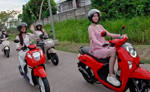 Peserta Riding Cantik mengendarai Honda Scoopy dan Genio dalam rangkaian acara WonHer Woman Vol. 2 yang didukung Sinsen di Jambi. (Dok. Stepanus)