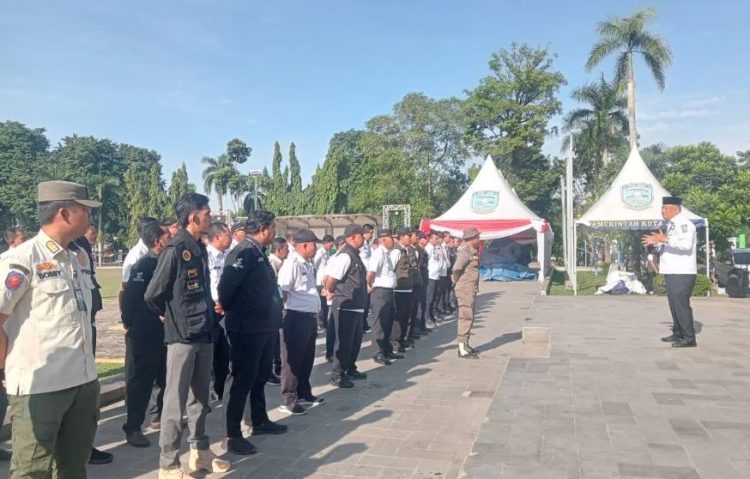 Petugas Trantib mengikuti arahan Sekda Kota Jambi A. Ridwan dalam apel kesiapan operasi penertiban gepeng dan anak jalanan di Lapangan Utama Kantor Wali Kota Jambi. (Dok. Stepanus)
