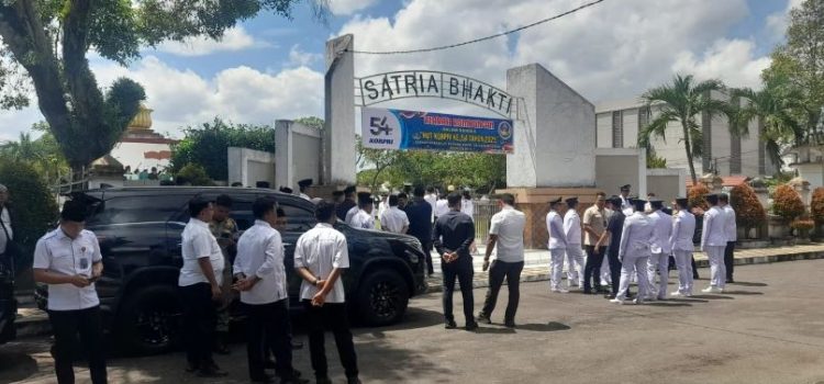 Para pejabat dan ASN Pemkot Jambi berkumpul untuk mengikuti prosesi pemakaman mantan Wali Kota Jambi, dr. Bambang Priyanto di TMP Satria Bakti, Kota Jambi, Rabu (26/11/2025). (Dok. Stepanus)