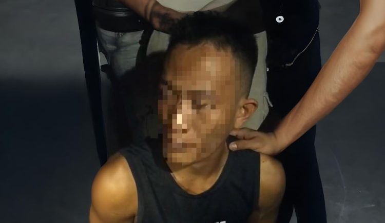 Seorang terduga pelaku pencurian dua unit sepeda motor di Desa Simpang Sungai Duren, Kabupaten Muaro Jambi, berhasil diamankan oleh tim gabungan Polsek Jaluko dan Polres Muaro Jambi, Selasa (4/11/2025). (Dok. Humas)