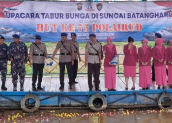 Personel Ditpolairud Polda Jambi bersama Bhayangkari melaksanakan upacara tabur bunga di Sungai Batanghari dalam rangka memperingati HUT ke-75 Polairud, Selasa (25/11/2025). (Dok, Nahar)