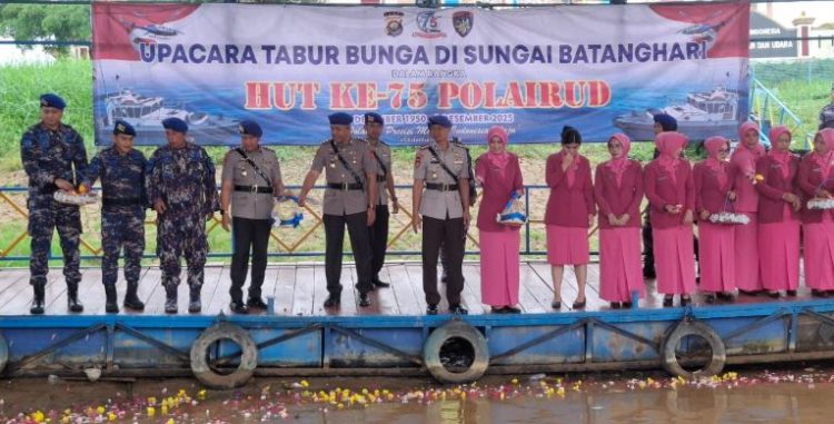 Personel Ditpolairud Polda Jambi bersama Bhayangkari melaksanakan upacara tabur bunga di Sungai Batanghari dalam rangka memperingati HUT ke-75 Polairud, Selasa (25/11/2025). (Dok, Nahar)