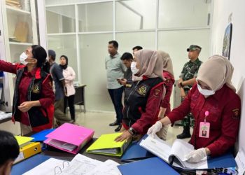 Tim Pidsus Kejari Jambi memeriksa dokumen di kantor PT Eraguna Bumi Nusa (EBN) saat penggeledahan terkait dugaan penyimpangan pajak parkir Pasar Angso Duo, Rabu (26/11/2025). (Dok, Nahar)
