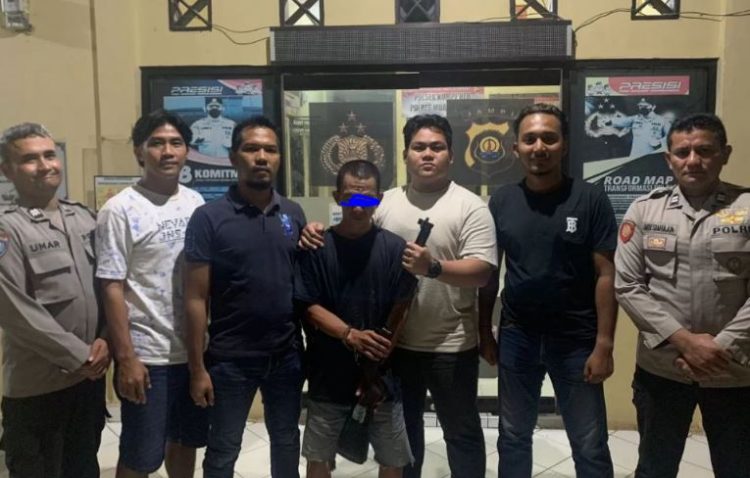 Polisi mengamankan seorang pria terduga pelaku penembakan dengan senapan angin terhadap tetangganya di Kecamatan Kumpeh Ulu, Muaro Jambi (Dok.Humas)