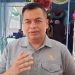 Ketua DPRD Kota Jambi, Kemas Faried Alfarelly, memberikan keterangan kepada wartawan mengenai perkembangan penanganan polemik zona merah Kenali, Selasa (25/11/2025). (Dok. Daus)