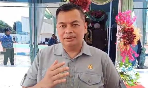 Ketua DPRD Kota Jambi, Kemas Faried Alfarelly, memberikan keterangan kepada wartawan mengenai perkembangan penanganan polemik zona merah Kenali, Selasa (25/11/2025). (Dok. Daus)
