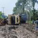 Truk pengangkut sawit terguling di jalan berlumpur di ruas Jalan Lintas Provinsi Tanjung Jabung Timur. Pemkab menutup sementara jalur tersebut selama tujuh hari untuk mempercepat perbaikan dan menjaga keselamatan pengguna jalan, Rabu (26/11/2025). (Dok. Daus)