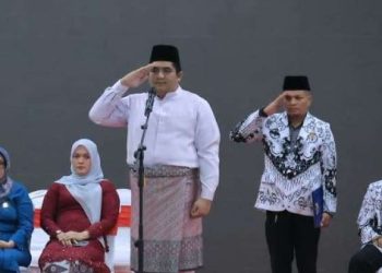 Bupati Bintan Roby Kurniawan memberi penghormatan saat memimpin upacara peringatan Hari Guru Nasional dan HUT ke-80 PGRI di Aula Kantor Bupati Bintan, Selasa (25/11/2025). (Dok. Ikram)