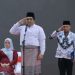 Bupati Bintan Roby Kurniawan memberi penghormatan saat memimpin upacara peringatan Hari Guru Nasional dan HUT ke-80 PGRI di Aula Kantor Bupati Bintan, Selasa (25/11/2025). (Dok. Ikram)