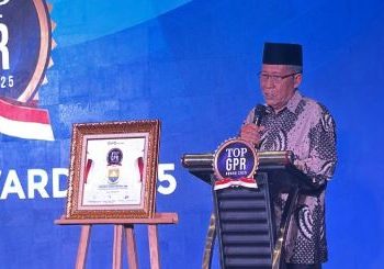Wakil Gubernur Jambi Abdullah Sani menerima penghargaan TOP GPR Award 2025 di The Sultan Hotel & Residence Jakarta, Selasa (4/11/2025). (Dok. Erit-- Kominfo)