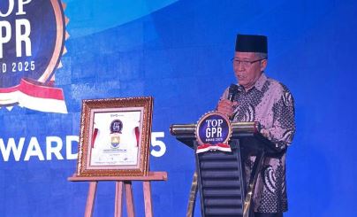 Wakil Gubernur Jambi Abdullah Sani menerima penghargaan TOP GPR Award 2025 di The Sultan Hotel & Residence Jakarta, Selasa (4/11/2025). (Dok. Erit-- Kominfo)