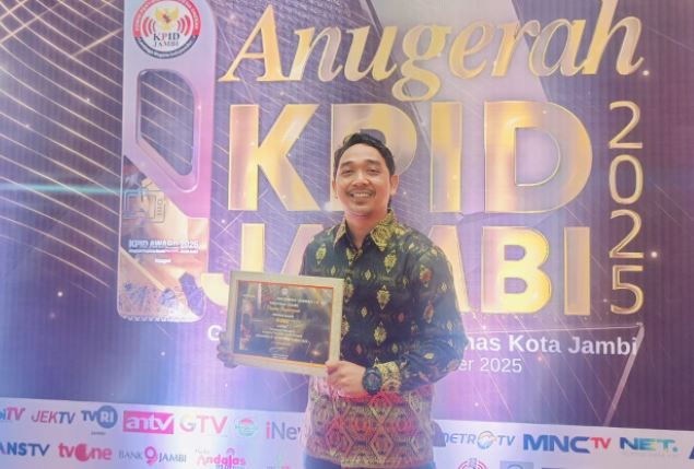 Ryan Chen menerima penghargaan Jurnalis Televisi Lokal Terbaik pada Anugerah KPID Jambi 2025 di Kota Jambi. (Dok. Daus)