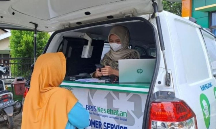 Petugas BPJS Kesehatan melayani peserta melalui layanan keliling di Jambi sebagai bagian dari upaya meningkatkan keaktifan peserta JKN. (Dok.Stepanus)