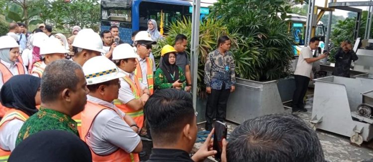 Para wali kota peserta Muskomwil II APEKSI Sumbagsel meninjau Instalasi Pengolahan Air Limbah (IPAL) Terpusat Sijenjang di Kota Jambi, Kamis, sebagai bagian dari agenda visitasi lapangan. (Dok. Stepanus)