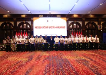 Para penerima penghargaan berfoto bersama dalam acara Rapat Koordinasi Korwas PPNS 2025 di Jakarta, di mana OJK kembali meraih apresiasi Bareskrim Polri atas kinerja penyidikannya di Jakarta, Kamis (23/10/2025). (Dok. Humas OJK)