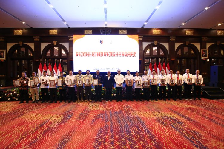 Para penerima penghargaan berfoto bersama dalam acara Rapat Koordinasi Korwas PPNS 2025 di Jakarta, di mana OJK kembali meraih apresiasi Bareskrim Polri atas kinerja penyidikannya di Jakarta, Kamis (23/10/2025). (Dok. Humas OJK)