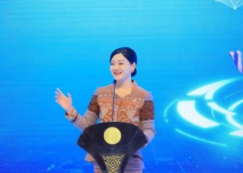 Kepala Eksekutif Pengawas Perilaku Pelaku Usaha Jasa Keuangan, Edukasi, dan Pelindungan Konsumen OJK, Friderica Widyasari Dewi, menyampaikan pentingnya literasi keuangan dan perlindungan konsumen di era digital pada acara FEKDI dan IFSE 2025 di Jakarta, Jumat (31/10/2025). (Dok. OJK)