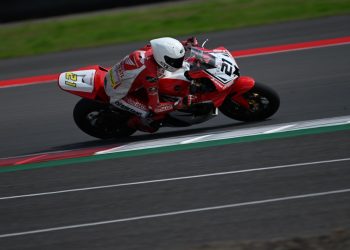 Pebalap Astra Honda Racing Team (AHRT) memacu motor Honda CBR di lintasan Pertamina Mandalika International Circuit, NTB, menjelang seri penutup Mandalika Racing Series 2025. (Dok. AHRT)
