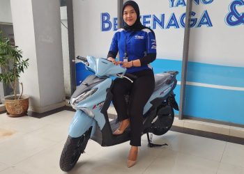 Seorang sales Yamaha DDS Jambi memperkenalkan Yamaha Gear Ultima, skutik terbaru yang dirancang tangguh dan efisien untuk menghadapi kondisi jalanan perkotaan di Jambi. (Foto: Yamaha DDS Jambi)