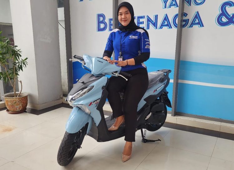 Seorang sales Yamaha DDS Jambi memperkenalkan Yamaha Gear Ultima, skutik terbaru yang dirancang tangguh dan efisien untuk menghadapi kondisi jalanan perkotaan di Jambi. (Foto: Yamaha DDS Jambi)