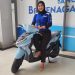 Seorang sales Yamaha DDS Jambi memperkenalkan Yamaha Gear Ultima, skutik terbaru yang dirancang tangguh dan efisien untuk menghadapi kondisi jalanan perkotaan di Jambi. (Foto: Yamaha DDS Jambi)