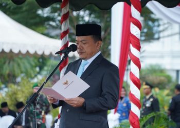 Gubernur Jambi Al Haris membacakan amanat Menteri Sosial RI saat memimpin upacara peringatan Hari Pahlawan di Lapangan Utama Kantor Gubernur Jambi, Telanaipura, Senin (10/11/2025). (Dok Daus)