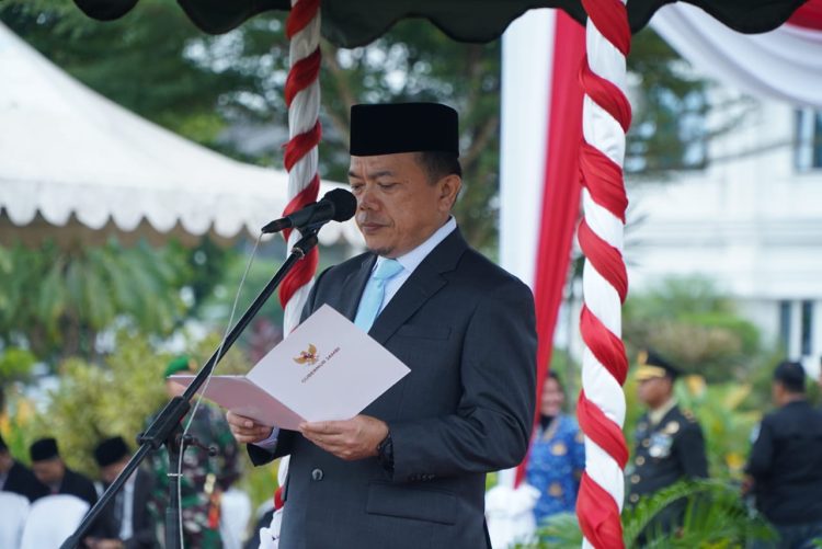 Gubernur Jambi Al Haris membacakan amanat Menteri Sosial RI saat memimpin upacara peringatan Hari Pahlawan di Lapangan Utama Kantor Gubernur Jambi, Telanaipura, Senin (10/11/2025). (Dok Daus)