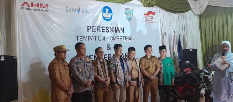 General Manager PT Sinar Sentosa Primatama bersama perwakilan Dinas Pendidikan, Kepolisian, dan pihak SMK Negeri 10 Merangin saat peresmian Tempat Uji Kompetensi (TUK) Astra Honda di Merangin, Senin (14/10/2025). (Dok. Sinsen)