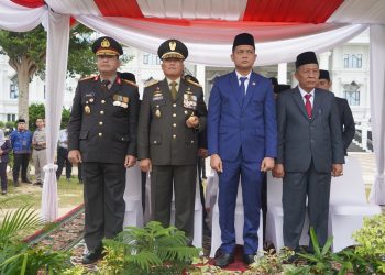 Danrem 042/Gapu Brigjen TNI Heri Purwanto, S.E., M.Sc. (kedua dari kiri) bersama Forkopimda Provinsi Jambi menghadiri upacara peringatan Hari Pahlawan ke-80 Tahun 2025 di Lapangan Kantor Gubernur Jambi, Senin (10/11/2025). (Foto: Penrem 042/Gapu)