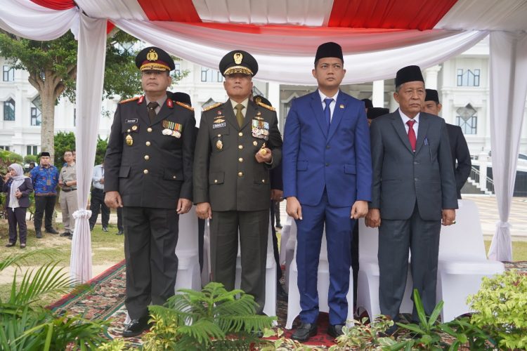Danrem 042/Gapu Brigjen TNI Heri Purwanto, S.E., M.Sc. (kedua dari kiri) bersama Forkopimda Provinsi Jambi menghadiri upacara peringatan Hari Pahlawan ke-80 Tahun 2025 di Lapangan Kantor Gubernur Jambi, Senin (10/11/2025). (Foto: Penrem 042/Gapu)