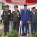 Danrem 042/Gapu Brigjen TNI Heri Purwanto, S.E., M.Sc. (kedua dari kiri) bersama Forkopimda Provinsi Jambi menghadiri upacara peringatan Hari Pahlawan ke-80 Tahun 2025 di Lapangan Kantor Gubernur Jambi, Senin (10/11/2025). (Foto: Penrem 042/Gapu)