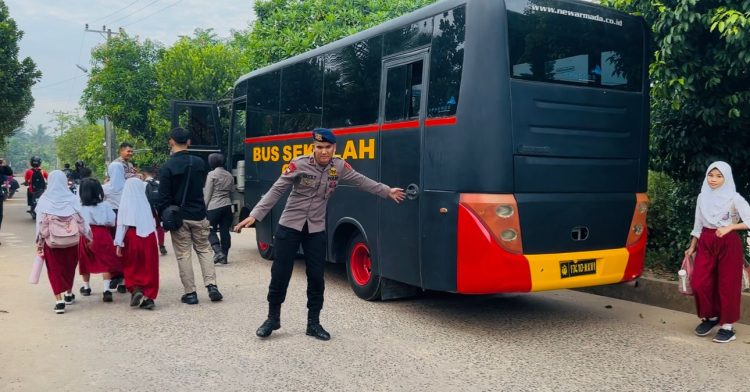 Bus sekolah gratis milik Satbrimob Polda Jambi mengantar pelajar ke SMP Negeri 21 Kota Jambi pada hari pertama pelaksanaan program antar jemput sekolah gratis, Selasa (11/11/2025). (Dok. Nahar)