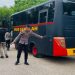 Bus sekolah gratis milik Satbrimob Polda Jambi mengantar pelajar ke SMP Negeri 21 Kota Jambi pada hari pertama pelaksanaan program antar jemput sekolah gratis, Selasa (11/11/2025). (Dok. Nahar)