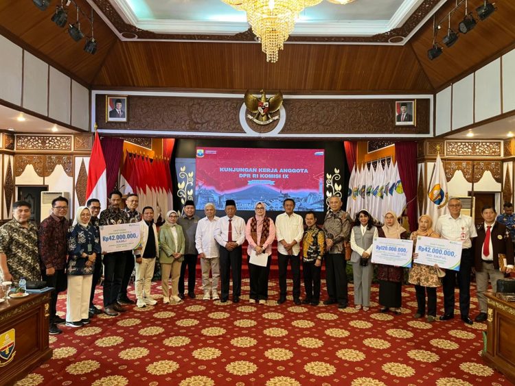 Anggota Komisi IX DPR RI bersama Pemerintah Provinsi Jambi dan BPJS Ketenagakerjaan berfoto bersama usai penyerahan simbolis santunan Jaminan Kematian (JKM) di Kantor Gubernur Jambi, Sabtu (9/11/2025). (Dok. Daus)