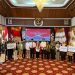 Anggota Komisi IX DPR RI bersama Pemerintah Provinsi Jambi dan BPJS Ketenagakerjaan berfoto bersama usai penyerahan simbolis santunan Jaminan Kematian (JKM) di Kantor Gubernur Jambi, Sabtu (9/11/2025). (Dok. Daus)