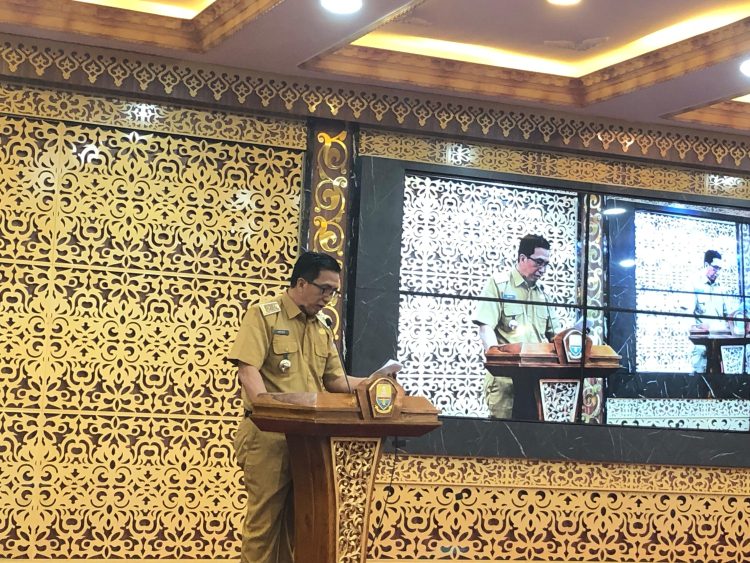 Asisten Pemerintahan dan Kesejahteraan Rakyat Setda Provinsi Jambi, Arief Munandar, menyampaikan sambutan pada Rapat Koordinasi Akhir Gugus Tugas Reforma Agraria (GTRA) Provinsi Jambi Tahun 2025 di Ruang Pola Kantor Gubernur Jambi, Selasa (11/11/2025).(Dok . Daus)