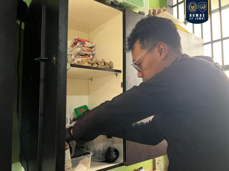 Petugas Lapas Kelas IIA Jambi memeriksa lemari kamar warga binaan saat razia di Blok Hunian E1, Selasa (11/11/2025) (Foto: Humas Lapas Kelas IIA Jambi)