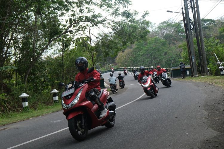 Para peserta Honda Bikers Day 2025 melakukan touring menuju lokasi acara puncak di Garut, Jawa Barat. (Dok. Sinsen)