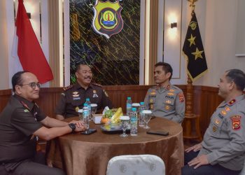 Kapolda Jambi Irjen Pol. Krisno H. Siregar (kedua dari kanan) bersama Kajati Jambi Sugeng Hariadi (kedua dari kiri) berbincang dalam pertemuan silaturahmi di Mapolda Jambi, Rabu (12/11/2025). (Dok.Humas)