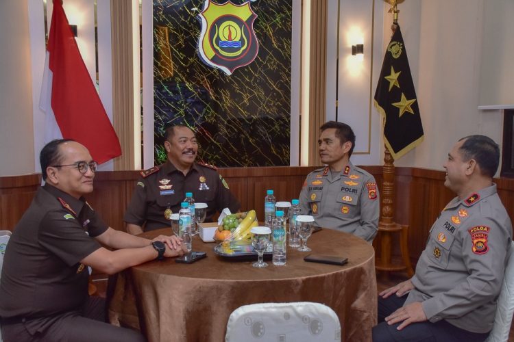 Kapolda Jambi Irjen Pol. Krisno H. Siregar (kedua dari kanan) bersama Kajati Jambi Sugeng Hariadi (kedua dari kiri) berbincang dalam pertemuan silaturahmi di Mapolda Jambi, Rabu (12/11/2025). (Dok.Humas)