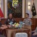 Kapolda Jambi Irjen Pol. Krisno H. Siregar (kedua dari kanan) bersama Kajati Jambi Sugeng Hariadi (kedua dari kiri) berbincang dalam pertemuan silaturahmi di Mapolda Jambi, Rabu (12/11/2025). (Dok.Humas)