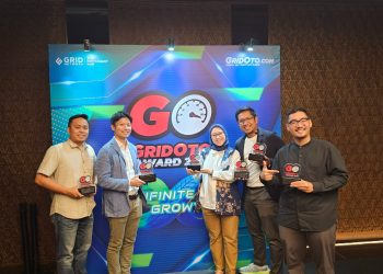 Para perwakilan Yamaha Indonesia Motor Manufacturing berpose usai menerima enam penghargaan dalam ajang GridOto Award 2025 di Lavva Lounge, Plaza Senayan, Jakarta, Selasa (11/11/2025). (Dok.Yamaha)